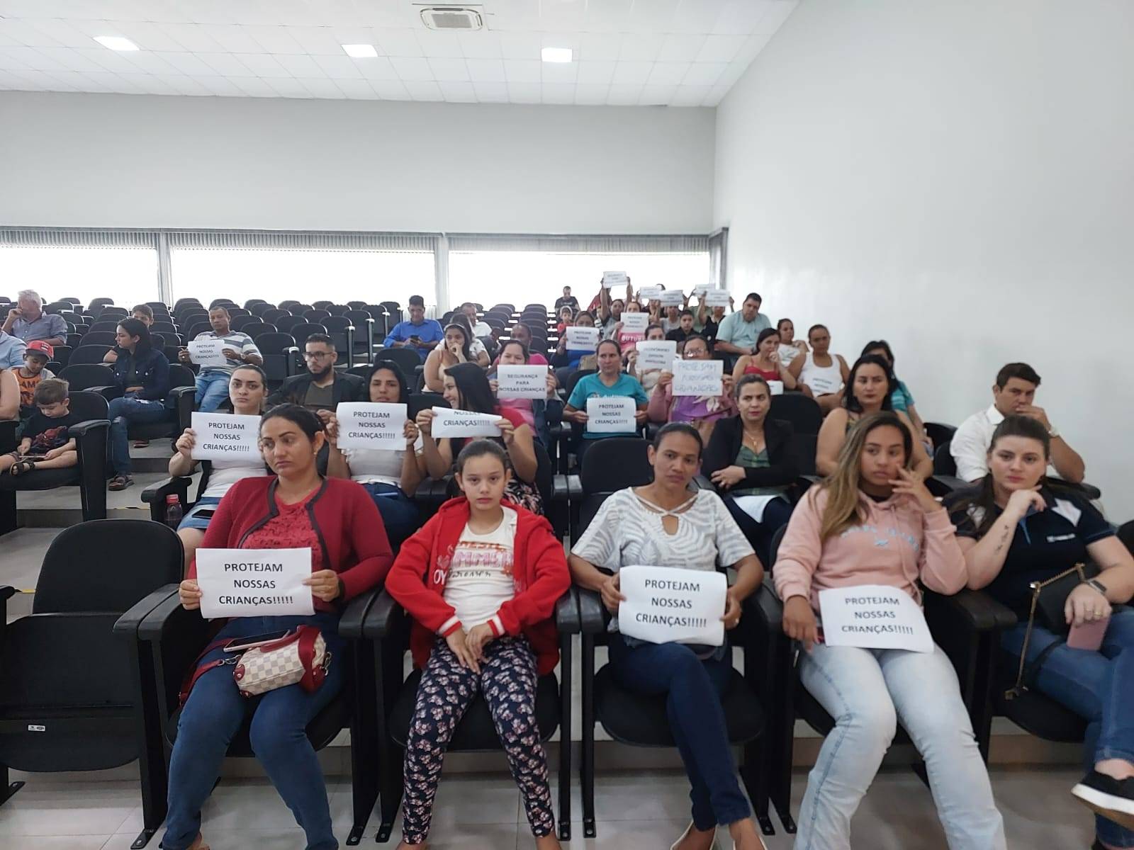 Pais de alunos vão à Câmara de Vilhena e pressionam vereadores por mais segurança nas escolas do município