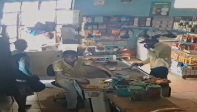 ASSISTA VÍDEO: ladrões chegam de bicicleta, apontam arma e assaltam mais um mercadinho, em Vilhena