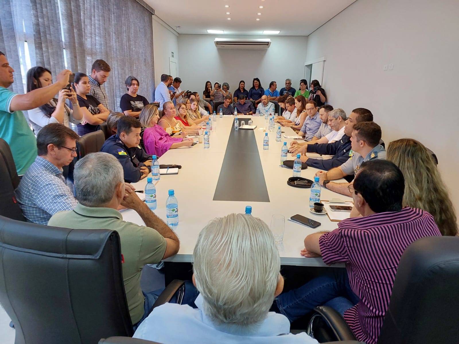 Autoridades se reúnem em Vilhena para discutir segurança nas escolas e promotora de justiça comenta a situação