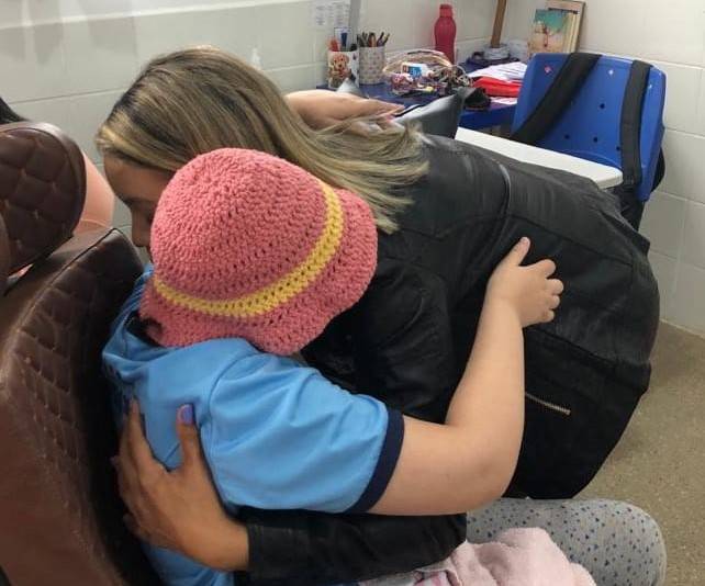 Psicóloga que ficou cega e paraplégica por causa de tumores na cabeça se emociona ao encontrar garotinha na mesma situação