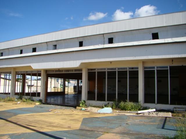 Alvo de disputa judicial, prédio no centro vira ponto abrigo de andarilhos