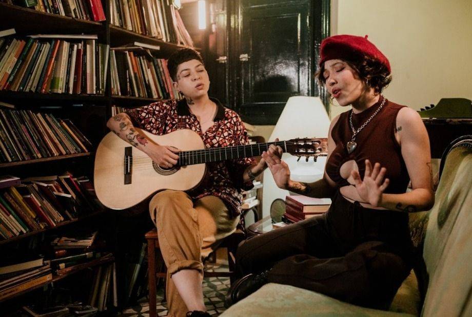 ASSISTA VÍDEO: ao lado de cantora cuiabana, vilhenense lança música inédita que inspira paixão entre mulheres