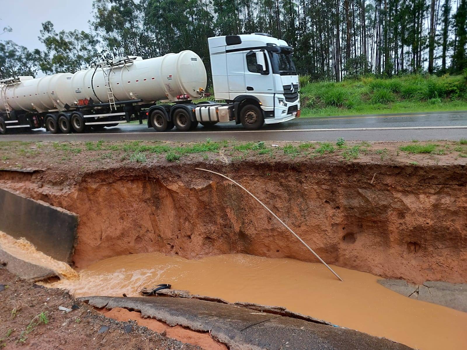 VEJA FOTOS: chuvas agravam erosão e cratera avança em direção a rodovia federal, em Vilhena
