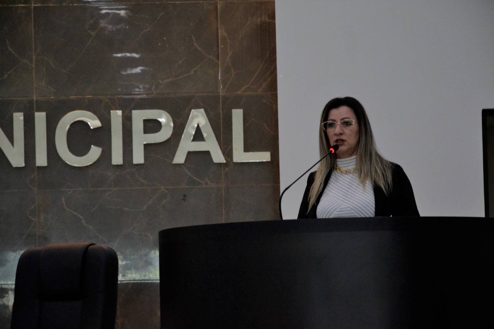 Ao comentar casos de violência, vereadora defende a necessidade de psicólogos e assistentes sociais nas escolas de Vilhena