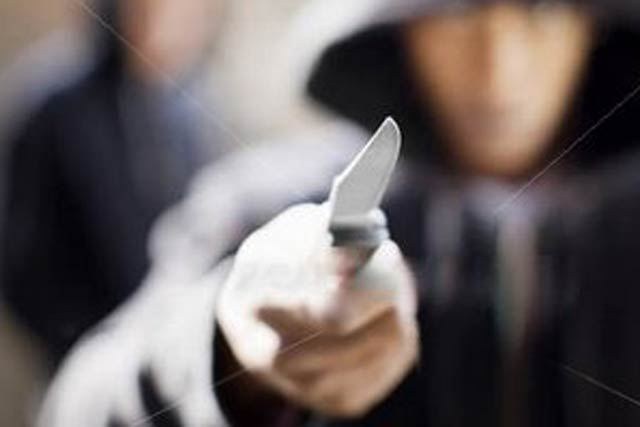 Adolescente é ameaçada por homens amados com faca e tem celular roubado