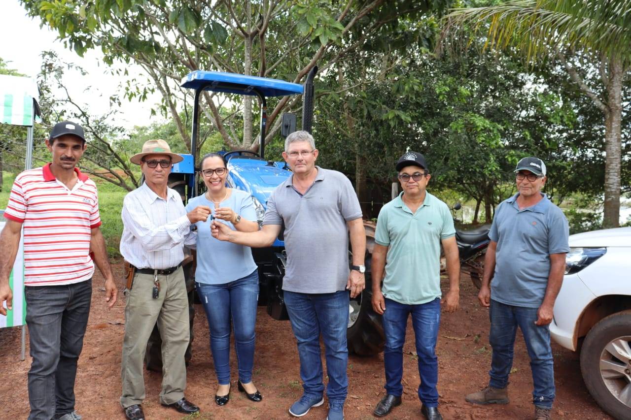 Deputada Rosangela Donadon entrega trator para associação de produtores rurais em Chupinguaia