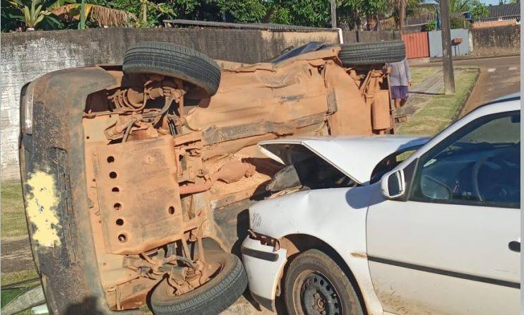 ACIDENTE INUSITADO EM VILHENA: após condutora avançar preferencial, carro “derruba” outro em cruzamento