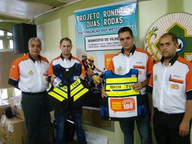 Apesar da recomendação legal, mototaxistas não usam colete de segurança