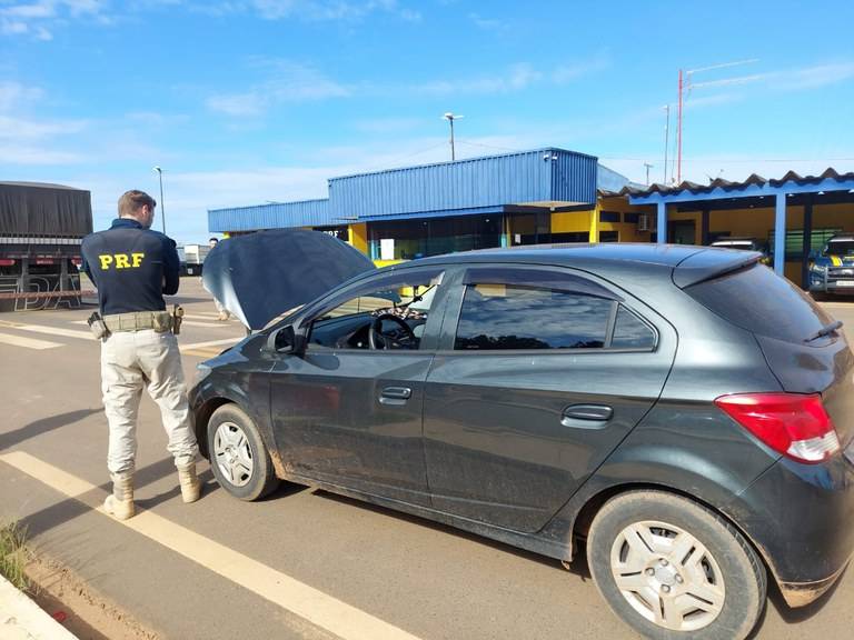 Durante abordagem na BR 364, em Vilhena, PRF apreende carro adulterado com registro de roubo em SP
