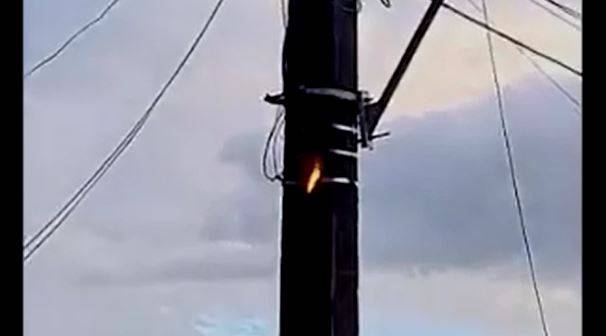 ASSISTA VÍDEO: fiação elétrica pega fogo, cabo cai e deixa bairro de Vilhena por várias horas “no escuro”