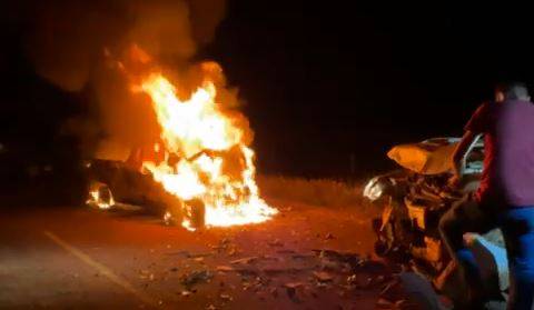 ASSISTA VÍDEO: batida frontal entre picapes entre Cerejeiras e Pimenteiras deixa veículo carbonizado e um motorista morto