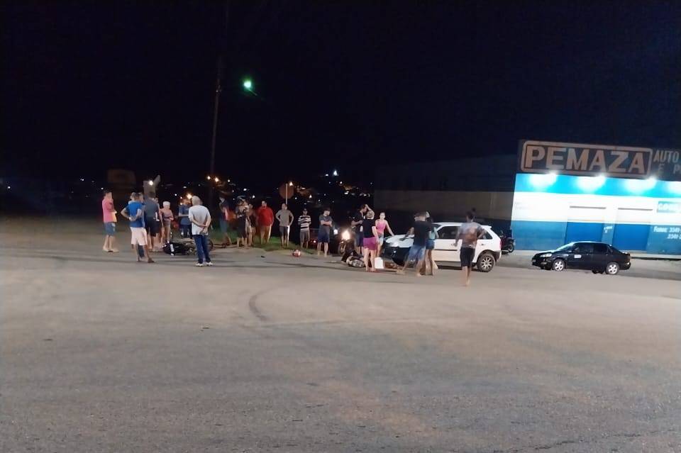 ASSISTA: vídeo mostra carro atingindo motocicleta com duas mulheres em avenida de Colorado do Oeste
