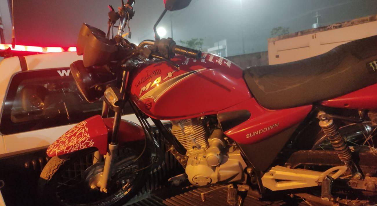 Rapaz desafia a polícia, “barbariza” pelas ruas de Vilhena, sofre queda de moto e acaba preso junto com o pai