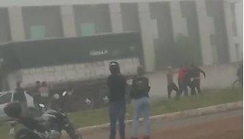 ASSISTA: vídeo mostrando pancadaria em avenida de Vilhena viraliza em grupos no WhatsApp
