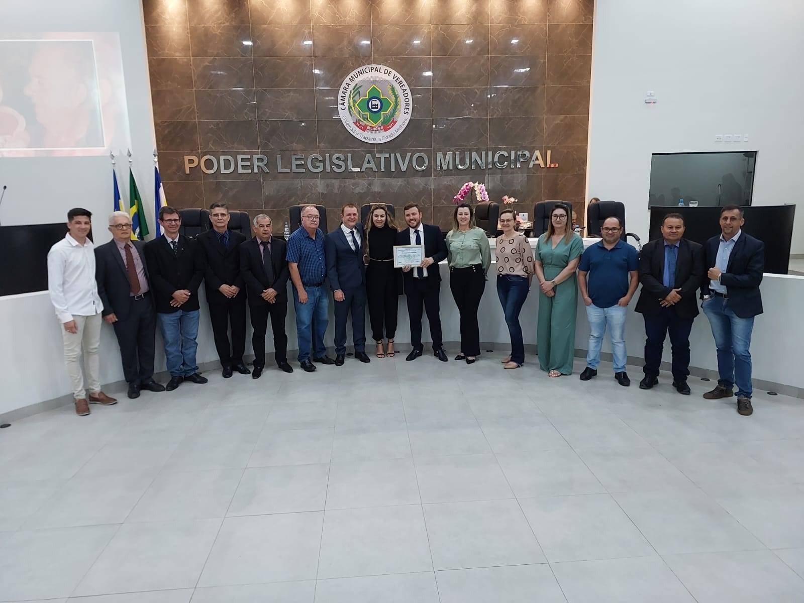 Promotora de Justiça que se despede de Vilhena após 17 anos fica emocionada ao receber título de cidadã da cidade