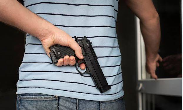 Durante assalto, ladrão enfia cano de pistola na boca da vítima e aterroriza mulheres, em Vilhena