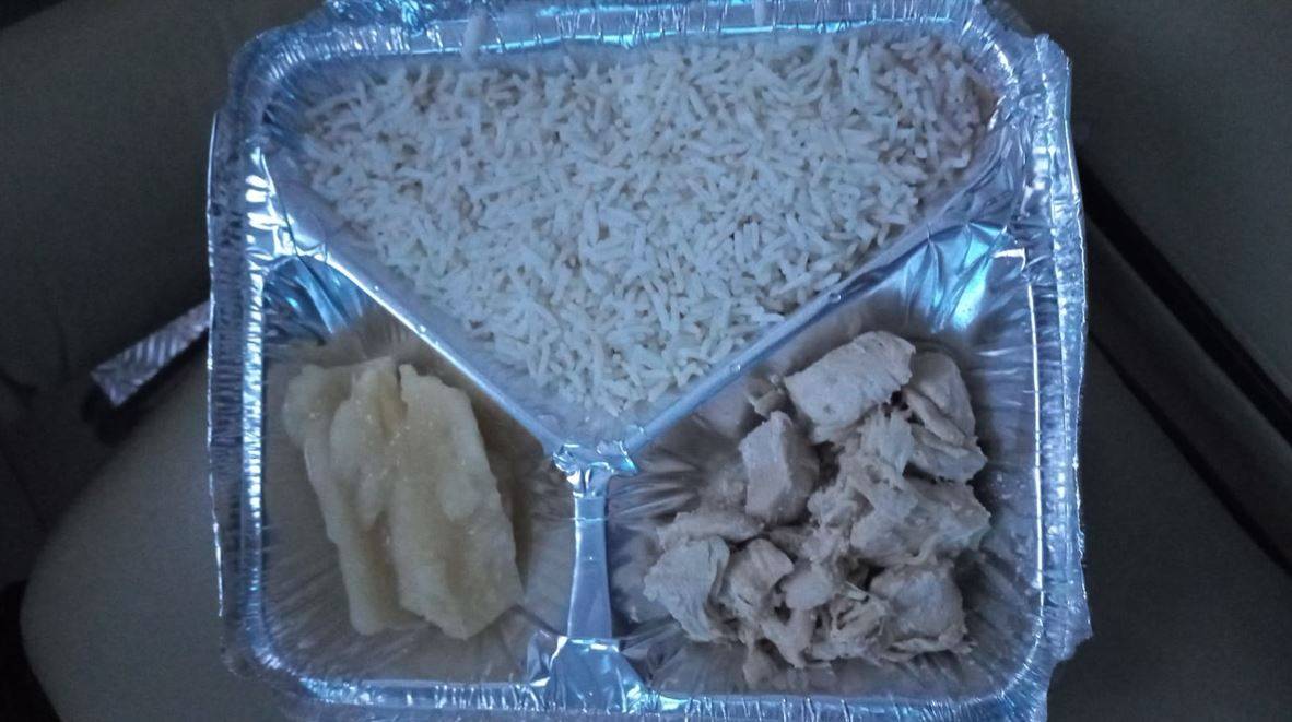ASSISTA VÍDEO: moradora de Cerejeiras mostra comida servida em hospital de Vilhena e dispara: “lavagem”