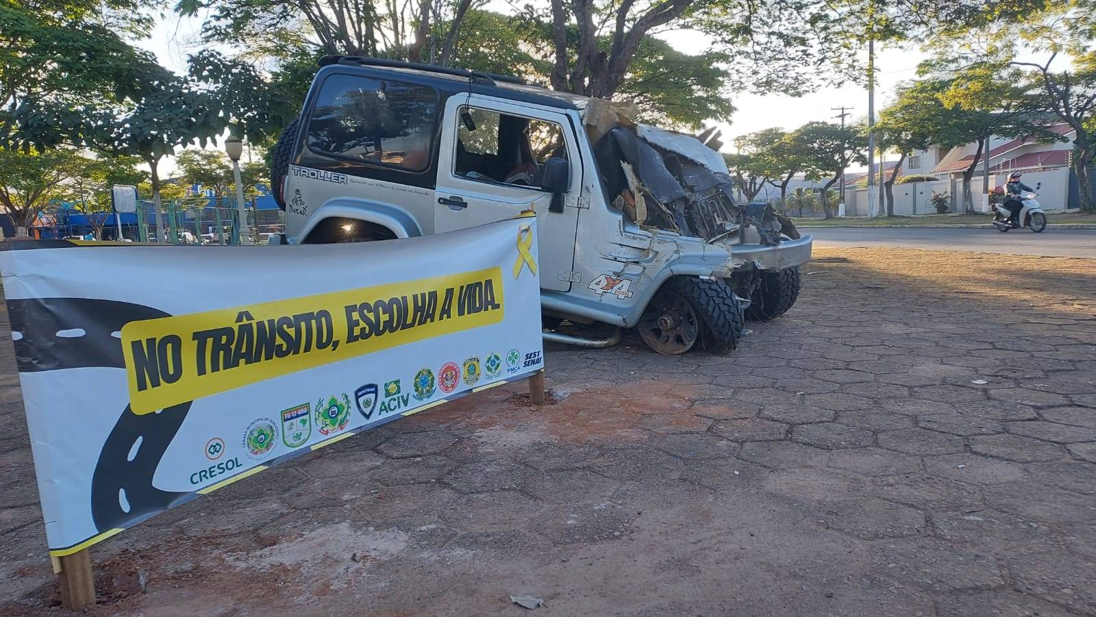 Veículo exposto em praça pública de Vilhena para conscientizar sobre acidentes esteve envolvido na morte de professor