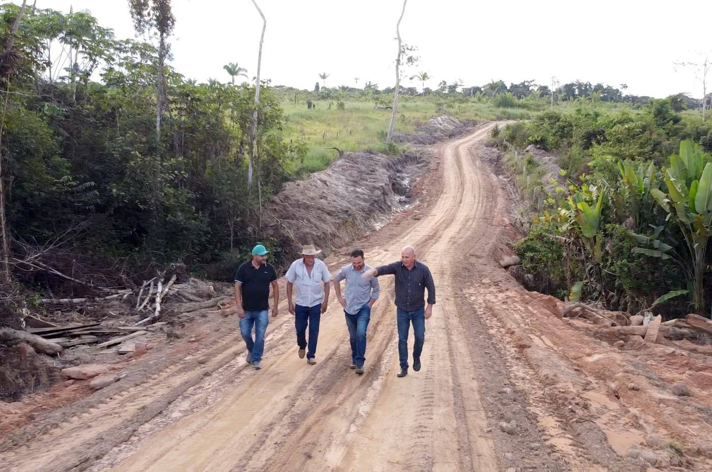 Deputado Ezequiel Neiva entrega mais 12 tubos armcos e promove avanços em Vilhena
