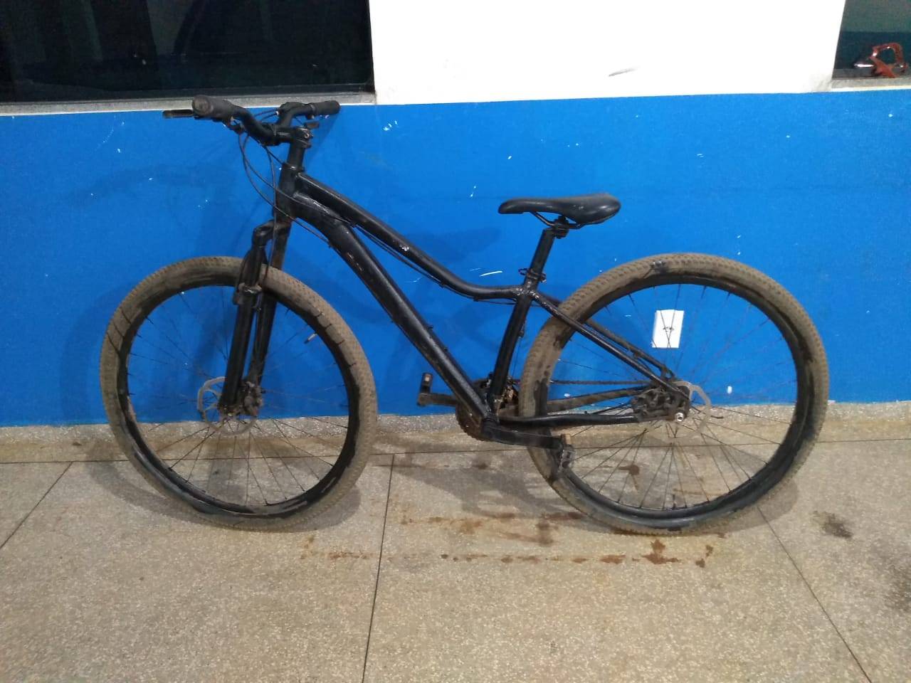Usando uniforme de empresa, ladrão filmado furtando bicicleta é reconhecido e acaba preso, em Vilhena