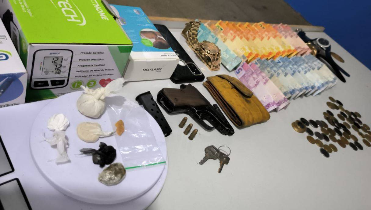 Ao estourar boca de fumo em Vilhena, PM encontra casal armado com pistola e dois homens com mandados de prisão em aberto