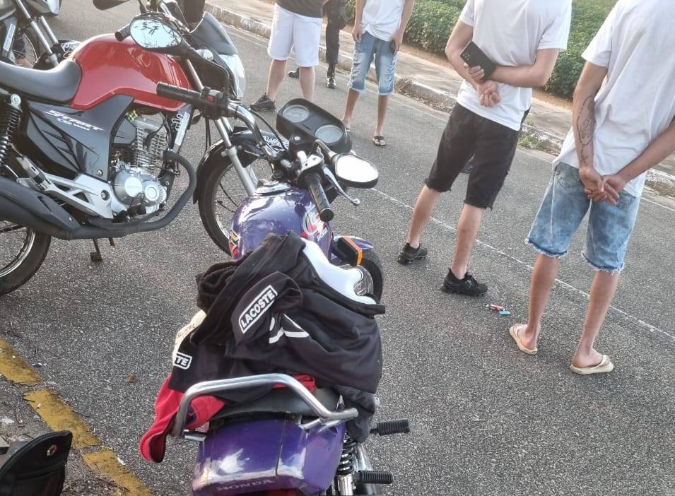 Várias viaturas da PM foram mobilizadas contra adolescentes que ameaçavam pedestres com motocicletas em Vilhena