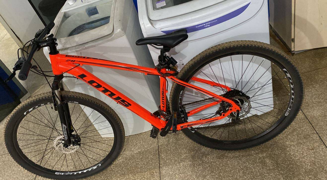 Assaltado em boca de fumo, usuário de drogas aciona a polícia, que recupera três bicicletas suspeitas no local