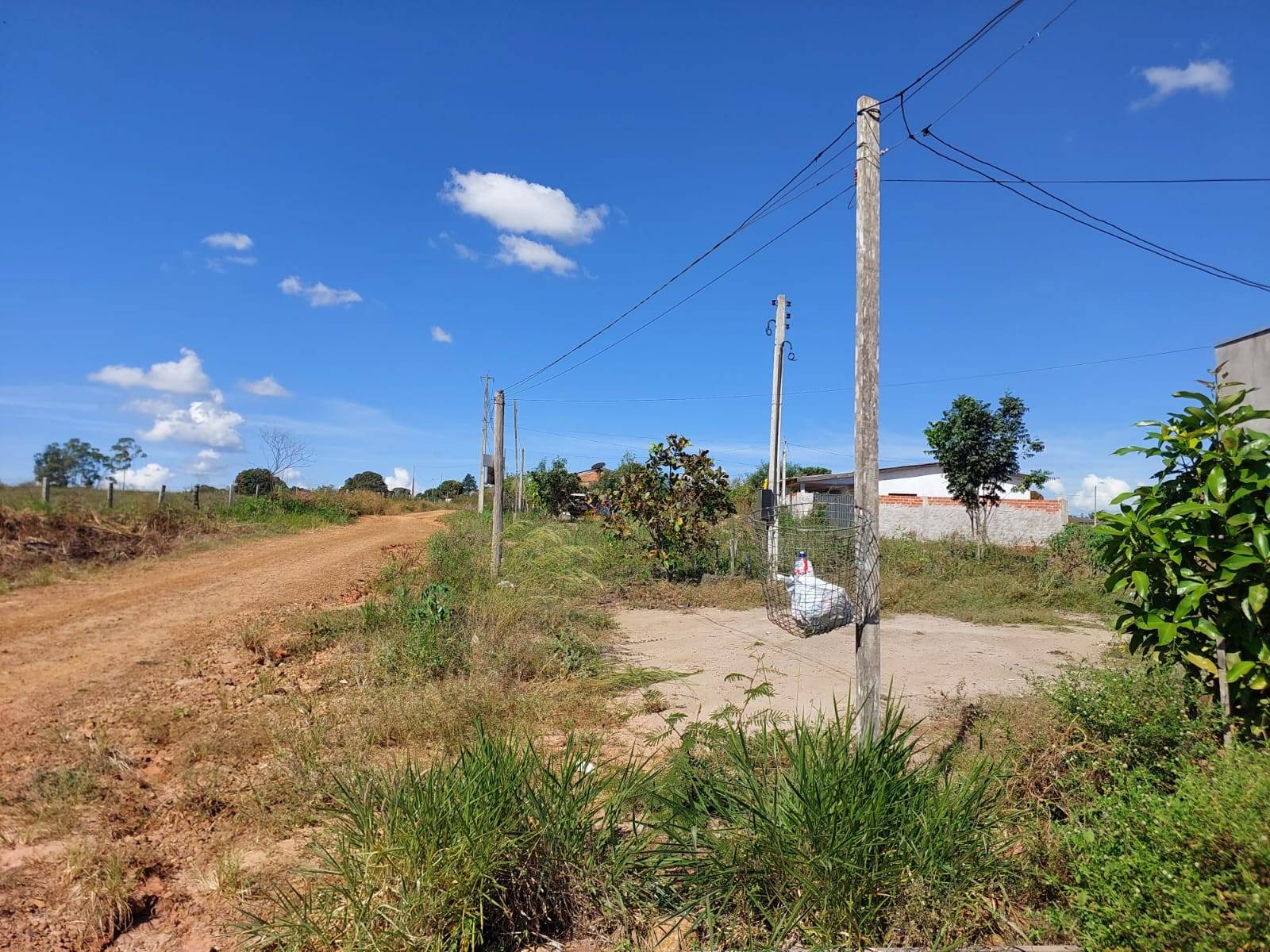 Mesmo morando na área urbana de Vilhena, famílias só têm energia elétrica porque fizeram “rabichos”