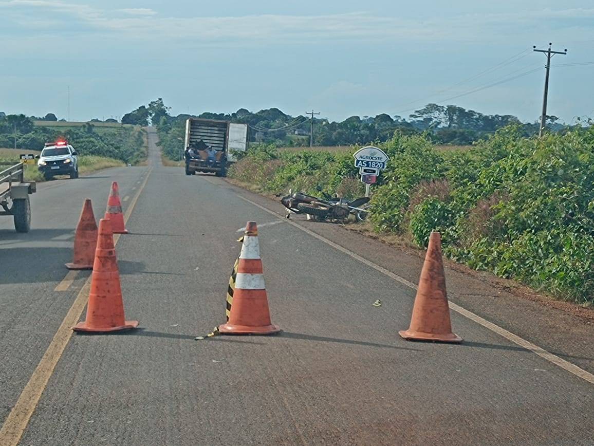 ASSISTA: vídeo mostra momento em que motociclista atinge caminhão em rodovia nas proximidades de Cerejeiras
