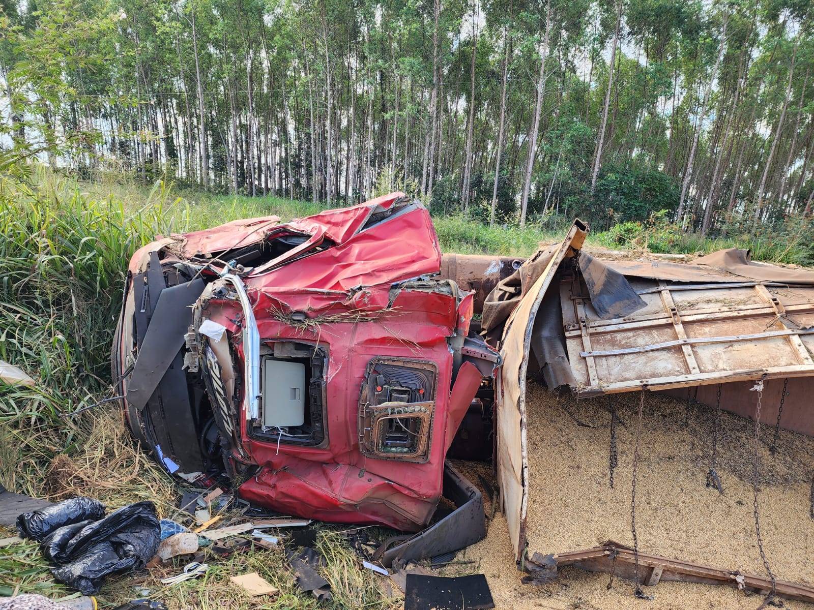 Desviando de buracos na BR 364, motorista de Vilhena e filho de 14 anos sobrevivem a acidente impressionante