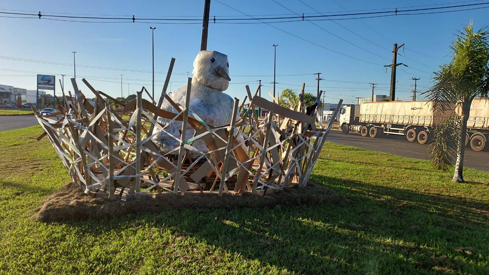“Obra” de alunos do IFRO instalada na BR 364, em Vilhena, cria polêmica e prefeito faz postagem nas redes sociais dando bronca no DNIT