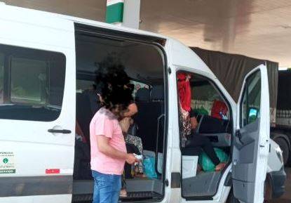 Falha da prefeitura de Cabixi faz com que van que levava 15 pacientes para Porto Velho fique “penhorada” no meio da viagem