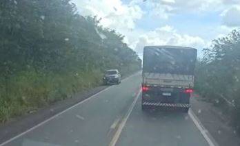 ASSISTA VÍDEO: caminhoneiro de Vilhena filma carretas “jogando” carros menores para fora da pista na BR 364