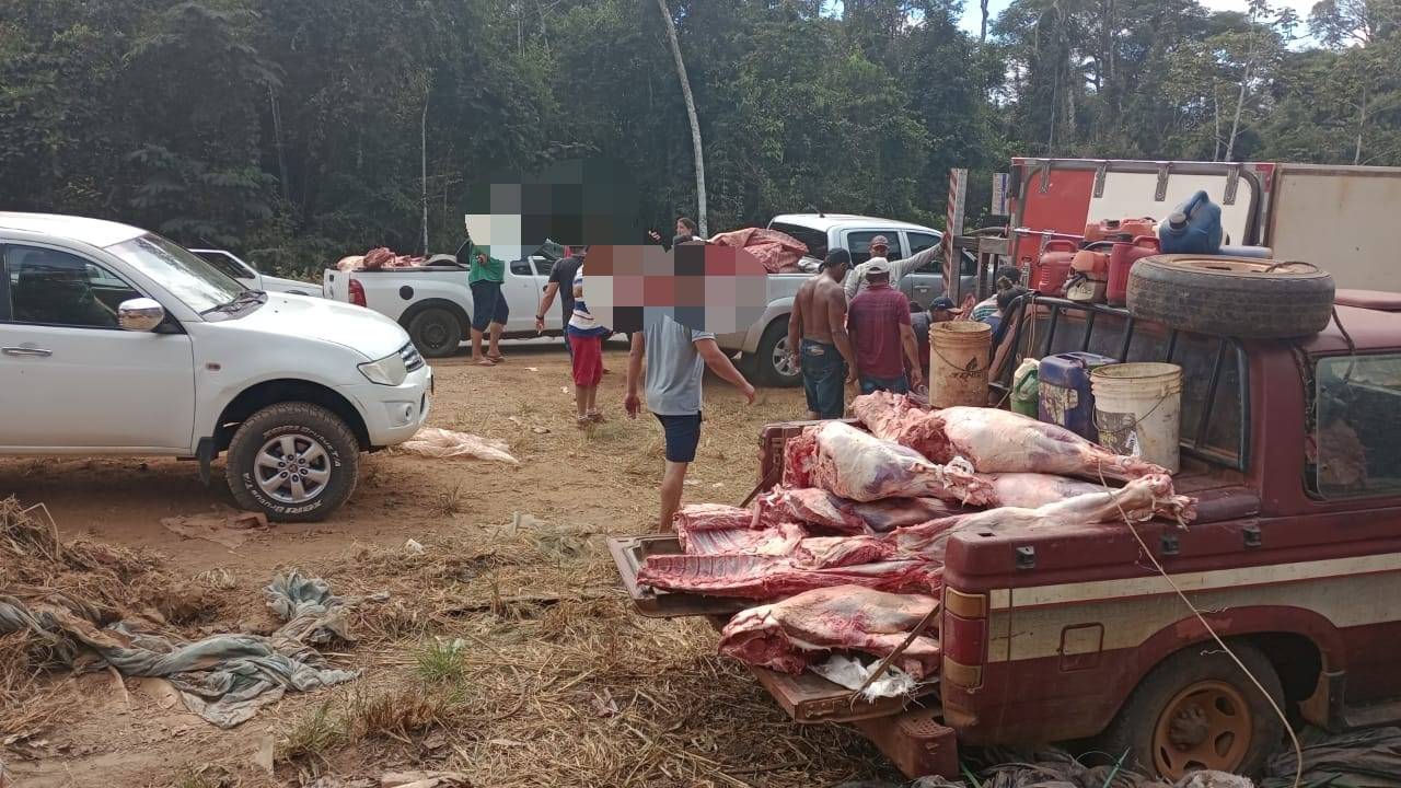 Caminhão de empresa vilhenense tomba em rodovia de MT e tem carga de carne saqueada; alguns suspeitos foram presos