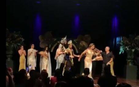 VÍDEO: em concurso de miss gay em Estado vizinho, marido de participante não aceita derrota, invade palco e quebra coroa
