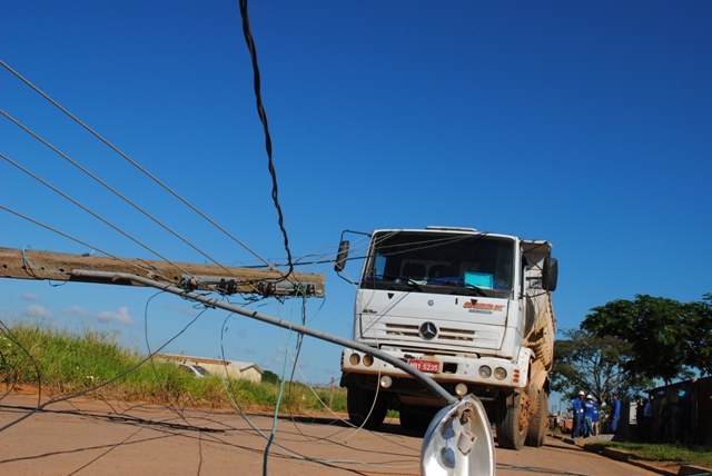 Caminhão basculante provoca queda de dois postes na Cohab