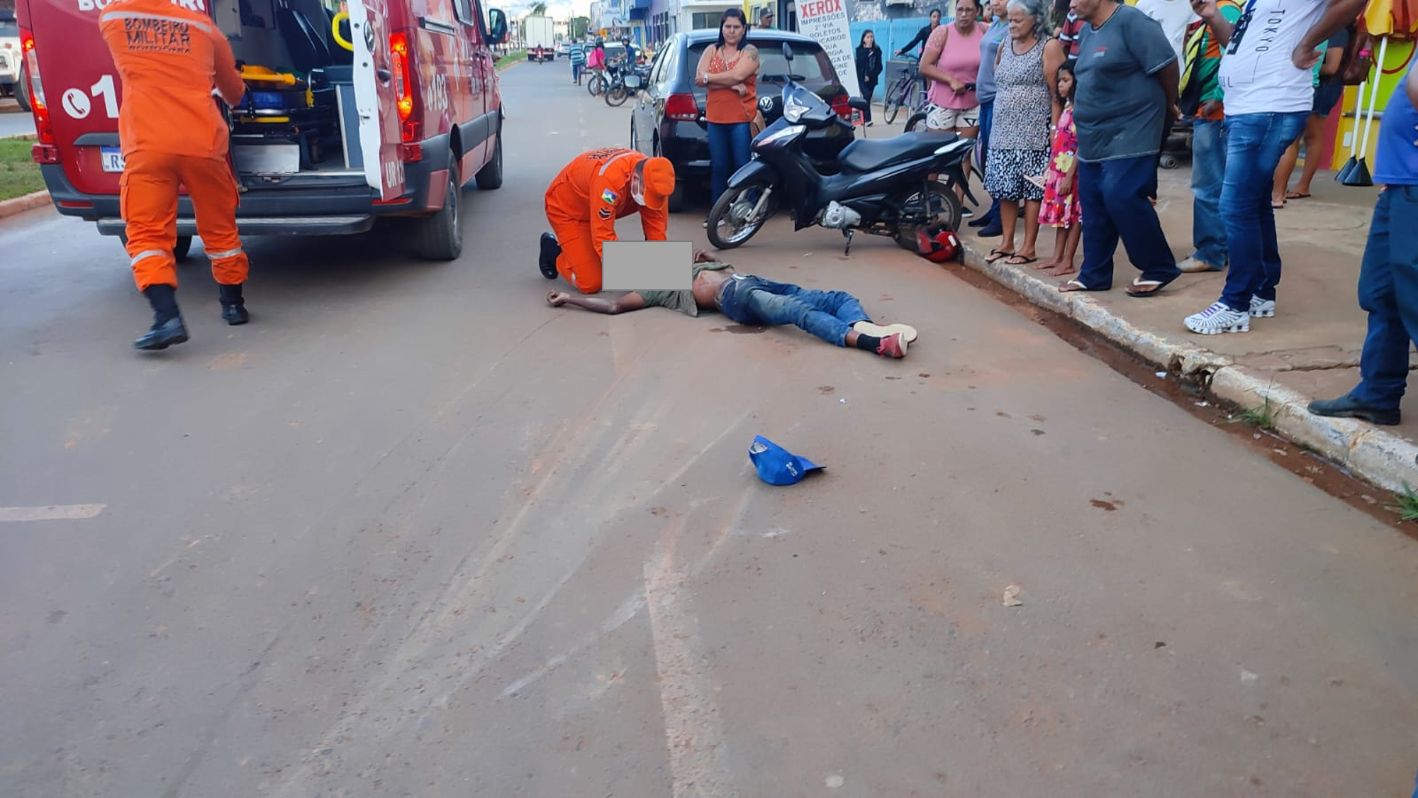VÍDEO: motociclista atinge ciclista, sofre queda e moto quase vai parar dentro de sorveteria em movimentada avenida de Vilhena
