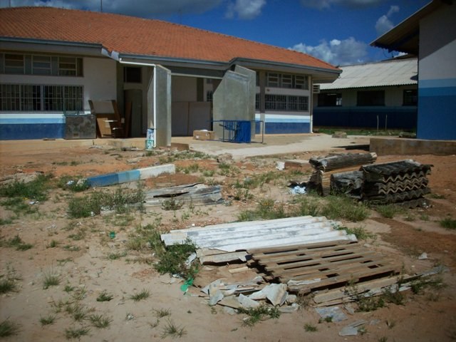 Salas novas de escola pública estão cercadas por mato, lixo e entulho