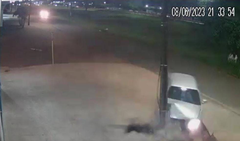 ASSISTA VÍDEO: câmeras de monitoramento flagram carro “desgovernado” atingindo poste violentamente em Vilhena