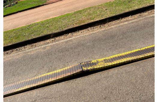 Moradora denuncia prancha deixada em avenida de Cabixi onde garoto de 10 anos fraturou braço e terá que passar por cirurgia
