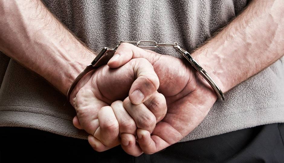 Usando arma “fake” e xingando policiais, homem com mandado de prisão dá nomes falsos, mas acaba preso, em Vilhena