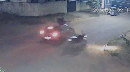 ASSISTA: vídeo mostra momento em que moto sem freio atinge carro violentamente e entregador vai parar em cima do teto