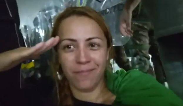 Manifestante que gravou vídeo ao lado de moradores de Cerejeiras em Brasília diz que está sendo tratada “como bicho” em penitenciária