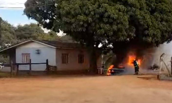 ASSISTA VÍDEO: tentando espantar abelhas, homem ateia fogo em carro de luxo em cidade de MT