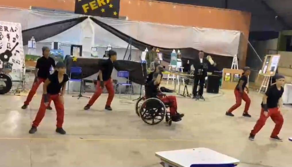 ASSISTA VÍDEO: alunos incluem colega cadeirante em coreografia, vencem competição e emocionam o público, em Vilhena