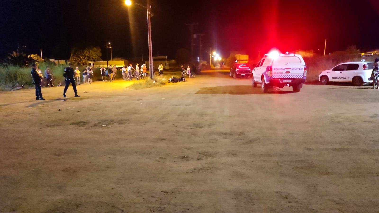 Rapaz de 23 anos morre na hora após motocicleta bater em carro e atingir poste em avenida de Vilhena