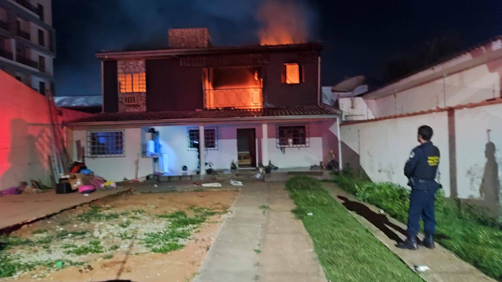 Aparentemente criminoso, incêndio que teria sido provocado por mulheres atinge casa no centro de Vilhena
