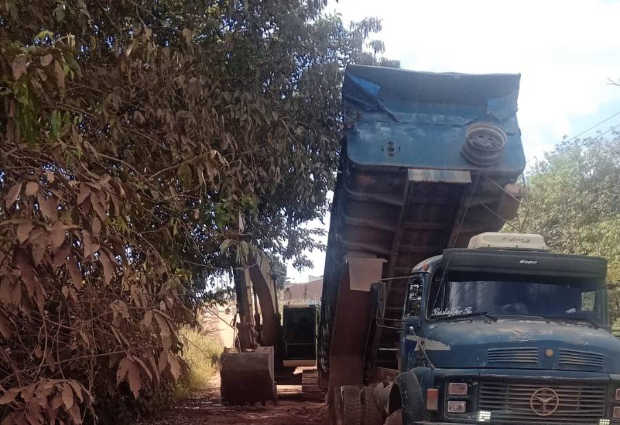 Realizando obra de pavimentação em Vilhena, empreiteira interdita rua e pede colaboração para evitar acidentes