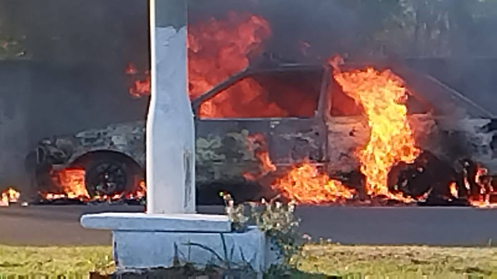 ASSISTA VÍDEOS: carro pega fogo na região central de Colorado do Oeste e Polícia Militar é mobilizada