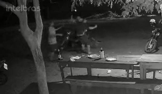 VÍDEO: homem de 54 anos intervém em briga de casal e é atacado a facadas em Colorado do Oeste